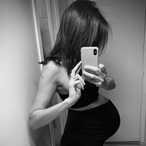 Shy'm a dévoilé des photos d'elle enceinte de son petit garçon, duex heures avant son accouchement. Images publiées le 29 janvier 2021 sur sa page Instagram.