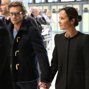 Simon Baker et sa femme Rebecca Rigg arrivent à l'aéroport de Paris-Charles-de-Gaulle à Roissy le 3 février 2015.