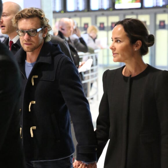 Simon Baker et sa femme Rebecca Rigg arrivent à l'aéroport de Paris-Charles-de-Gaulle à Roissy le 3 février 2015.