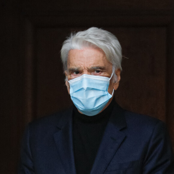 Exclusif - Bernard Tapie, très affaibli a tenu à assister aux obsèques - Sorties des obsèques du chef Gérard Idoux (restaurateur à la tête du Récamier) en l'église de Saint-Germain-des-Prés à Paris, le 08 octobre 2020. Le monde politique et artistique étaient réunis ce matin. Ce fut une cérémonie pleine de tendresse comme Gérard Idoux aurait voulu que ce soit. © Christophe Clovis / Bestimage