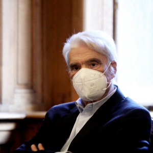 Exclusif - Bernard Tapie intervient lors de la promotion 2020 de la conférence des avocats du barreau de Paris, 11ème séance du premier tour, à la bibliothèque de l'ordre à Paris. Le 7 septembre 2020. © Dominique Jacovides / Bestimage