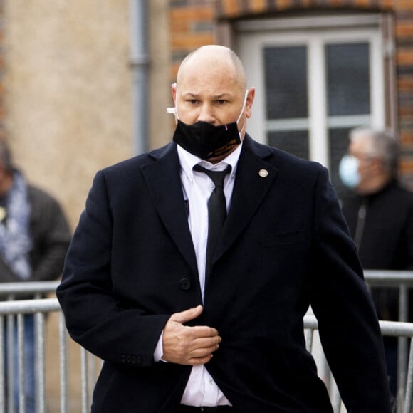 Raphael Mezrahi - Le célèbre cascadeur Rémy Julienne, mort le 21 janvier des suites du Covid-19 à l'âge de 90 ans, est inhumé à l'Église Saint-Loup de Cepoy (Loiret), devant plus d'une centaine de personnes le 29 Janvier 2021. © JB Autissier / Panoramic / Bestimage 