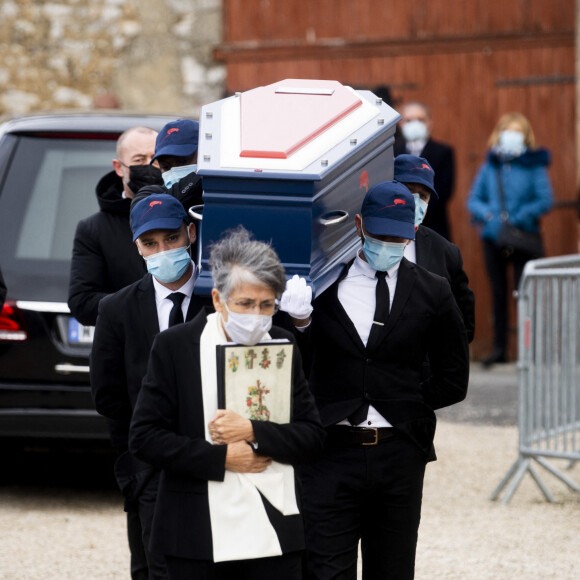 Arrivee du Cercueil de Rémy Julienne - Le célèbre cascadeur Rémy Julienne, mort le 21 janvier des suites du Covid-19 à l'âge de 90 ans, est inhumé à l'Église Saint-Loup de Cepoy (Loiret), devant plus d'une centaine de personnes le 29 Janvier 2021. © JB Autissier / Panoramic / Bestimage 