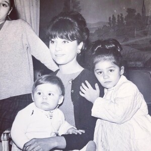 Elodie, la première épouse de Jean-Paul Belmondo, avec leurs trois enfants : Patricia, Florence et Paul Belmondo, sur Instagram, décembre 2020.