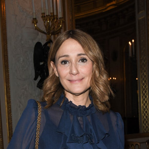 Daniela Lumbroso - Gilbert Coullier reçoit l'insigne "Officier de la Légion d'honneur" par le général Benoît Puga au palais de la Légion d'honneur à Paris, le 9 décembre 2019. © Coadic Guirec/Bestimage