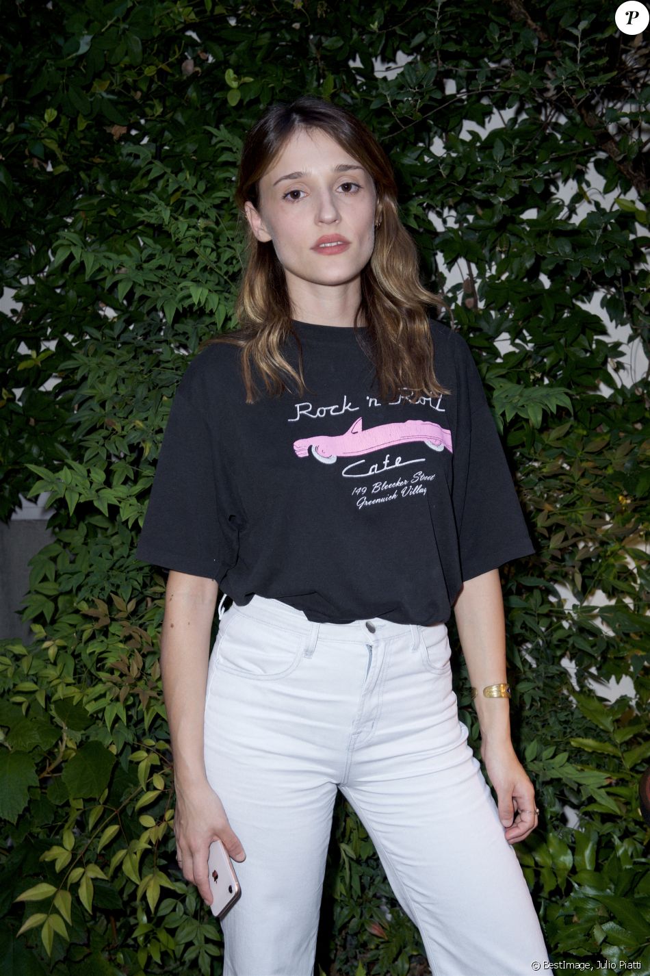 Exclusif - Lola Bessis - Soirée d'été sur la terrasse "Secrète" du restaurant du Roch Hotel & Spa à Paris. Le Roch Hôtel & Spa, l'adresse parisienne confidentielle et chic imaginée par Sarah Lavoine et nichée en plein coeur du 1er arrondissement de Paris, accueillait ses invités afin de fêter l'été, la musique et de leur faire (re) découvrir la terrasse de son restaurant. Autour d'un cocktail aux saveurs estivales et élaboré par le Chef Rémy Bererd, accompagné d'un verre de rosé Caladoc ou du cocktail " Pineapple under the sea ", les invités ont pu découvrir cette terrasse "plus tout à fait secrète" noyée dans la végétation et balayée d'effluves de jasmin. De nombreuses personnalités ont répondu présentes à l'invitation d'Emmanuel Blanchemanche ( directeur général ). Le 20 juin 2018. ©Julio Piatti
