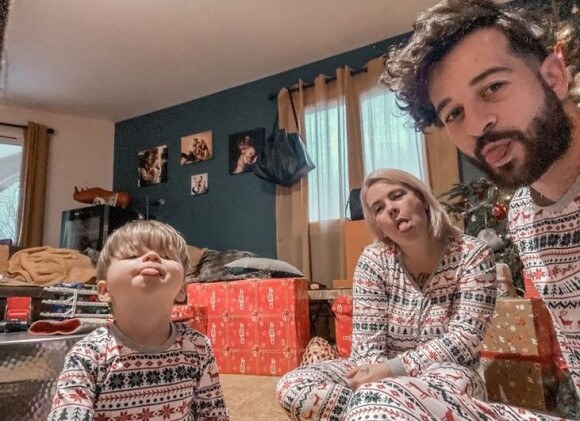 Manon de "The Voice" assortie à son mari Hugo et son fils Lenny pour Noël, le 25 décembre 2020