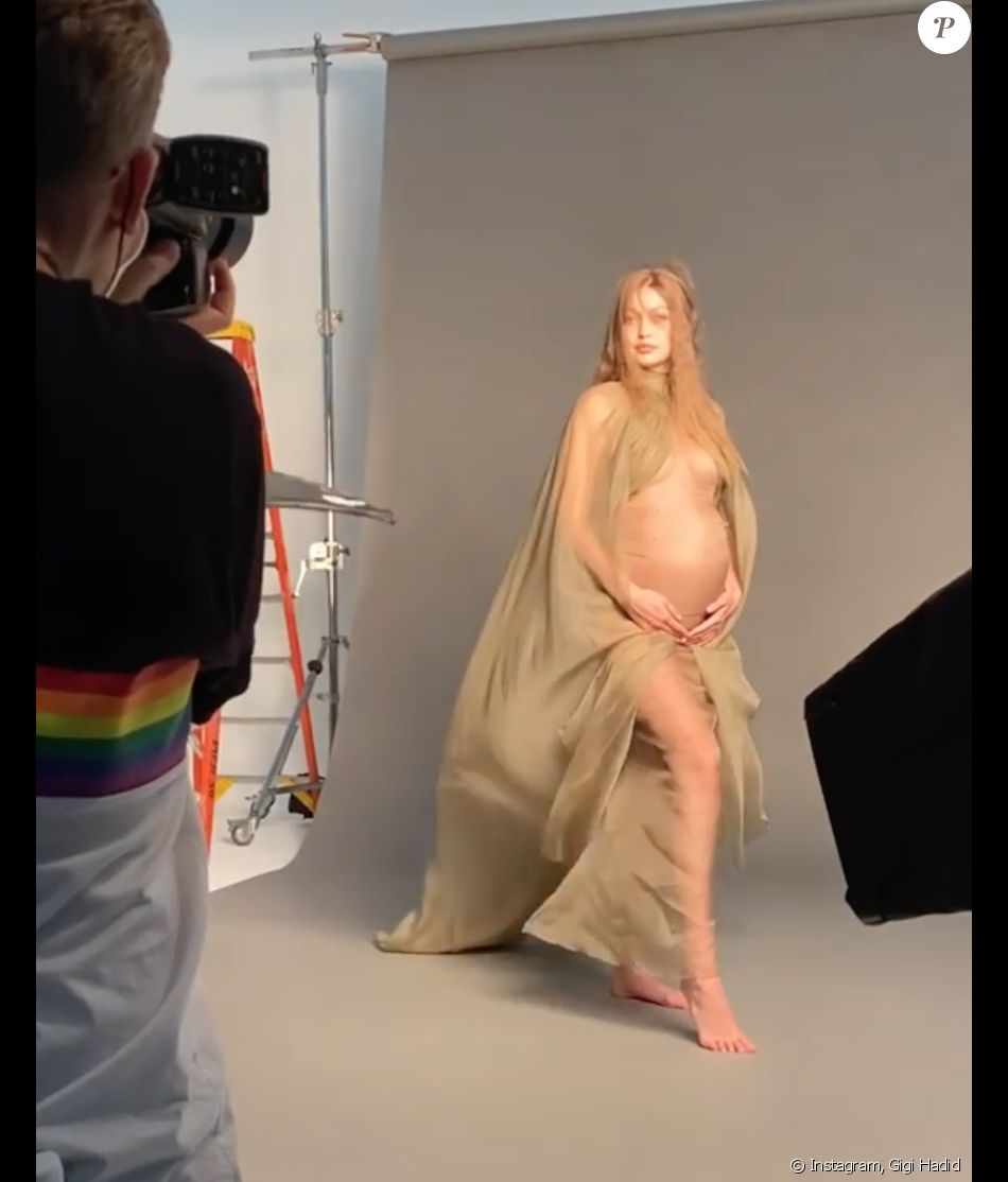 Gigi Hadid enceinte dans les coulisses d'une séance photo. Août 2020.