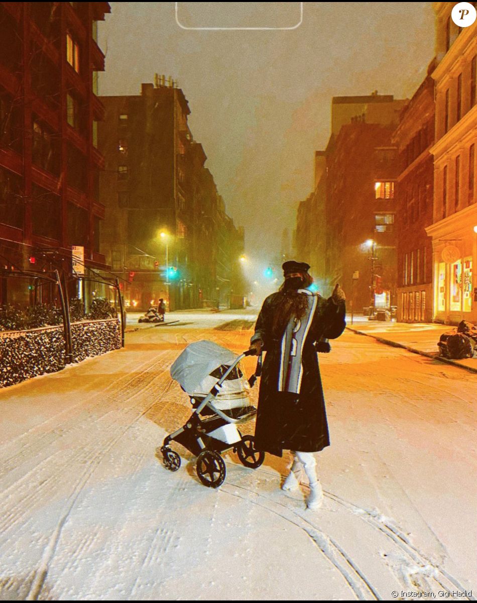 Gigi Hadid et sa fille Khai sortent sous la neige. Janvier 2021.