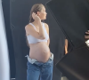 Gigi Hadid, enceinte et en plein shooting photo. Août 2020.
