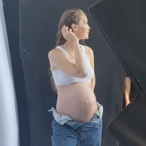 Gigi Hadid, enceinte et en plein shooting photo. Août 2020.