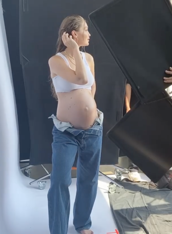 Gigi Hadid, enceinte et en plein shooting photo. Août 2020.