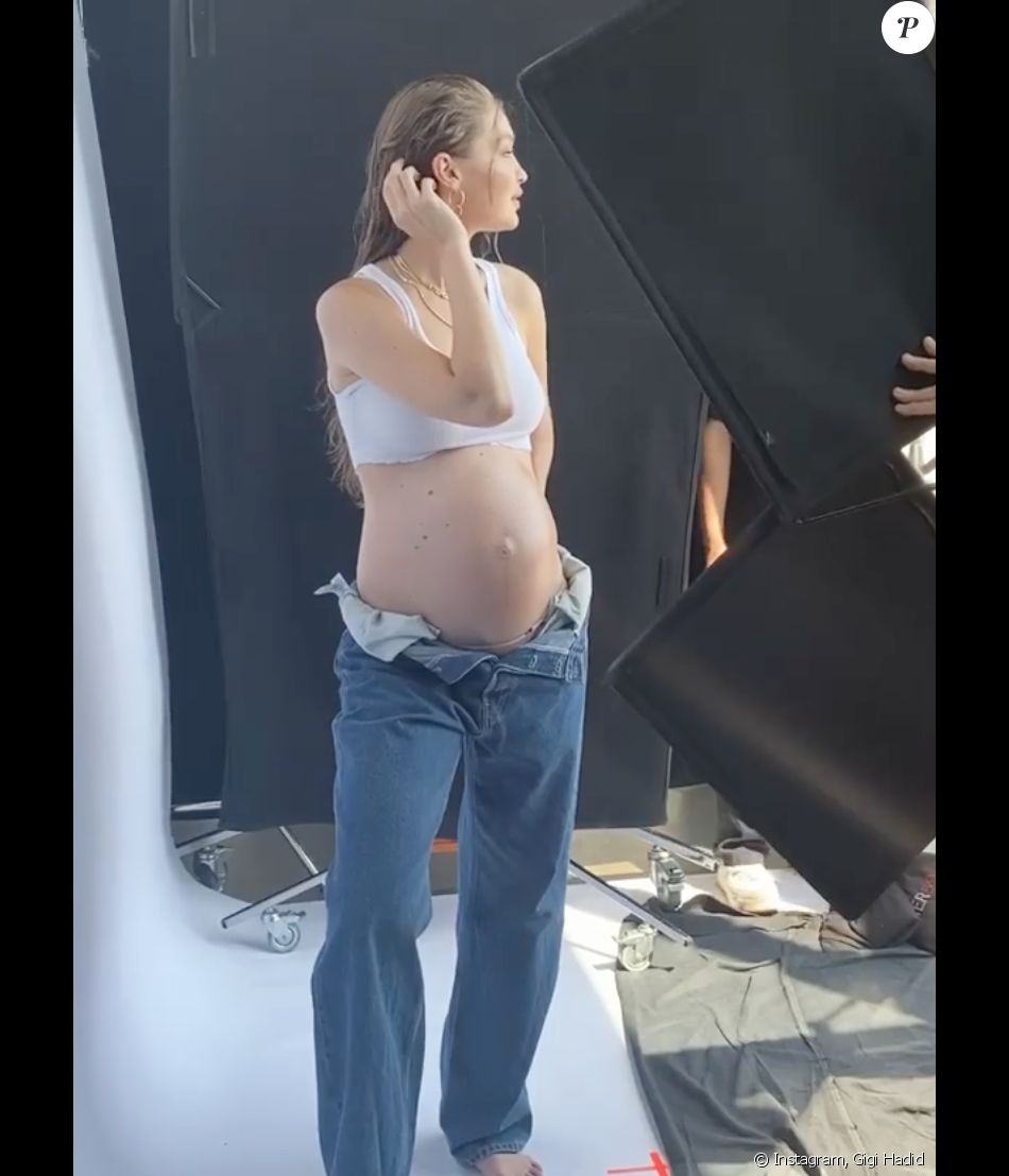 Gigi Hadid, enceinte et en plein shooting photo. Août 2020.