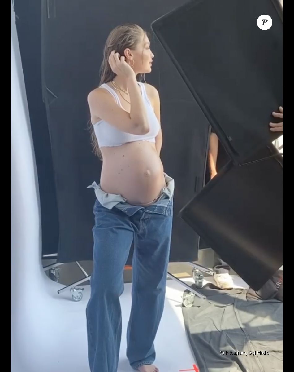 Gigi Hadid, enceinte et en plein shooting photo. Août 2020.
