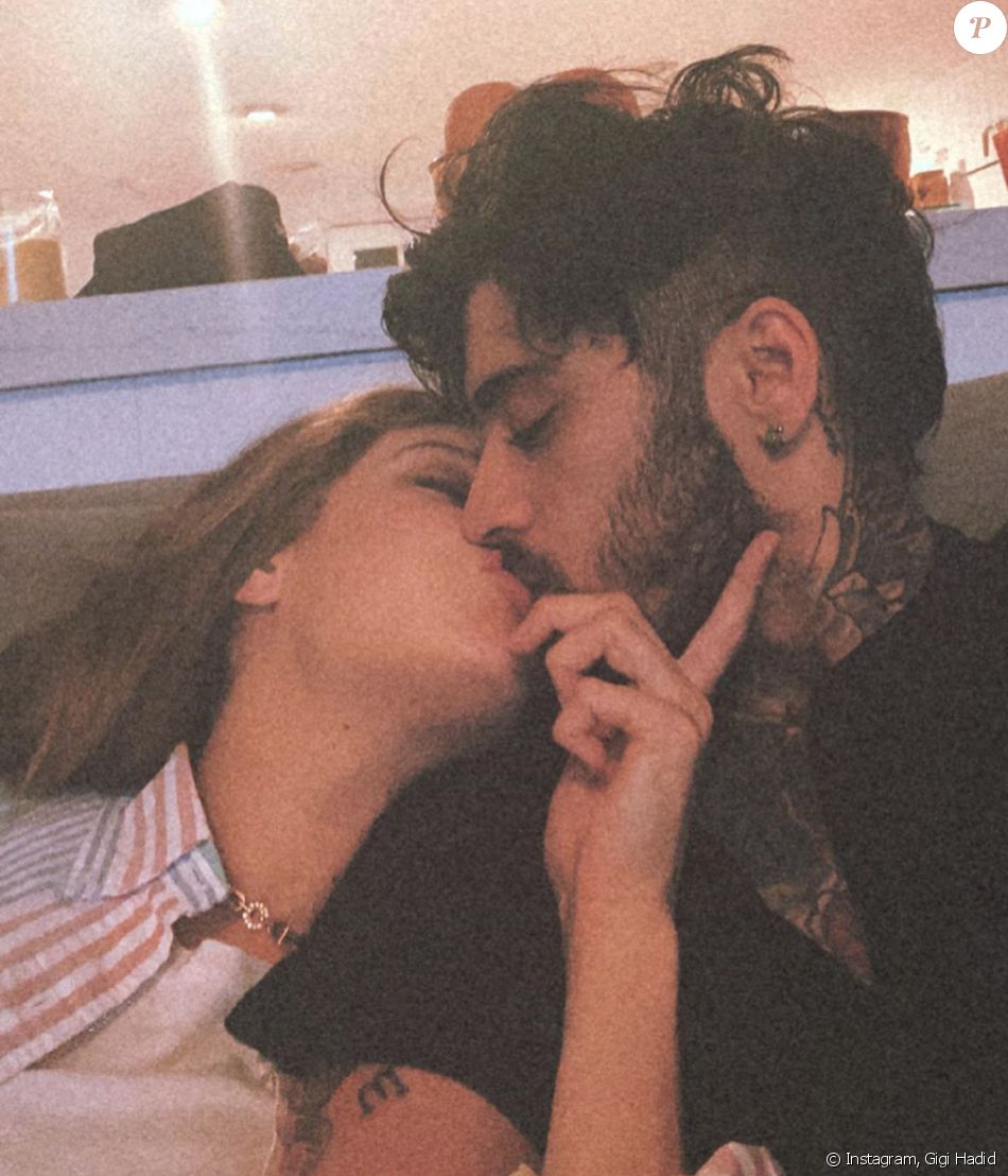 Gigi Hadid et Zayn Malik s'embrassent.