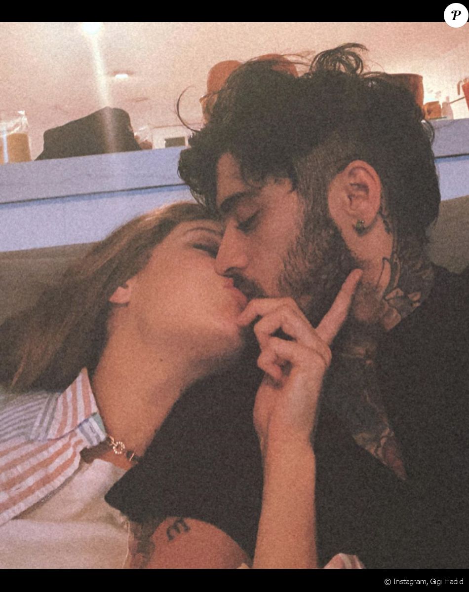 Gigi Hadid et Zayn Malik s'embrassent.