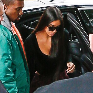 Kim Kardashian arrive à son appartement à New York le 3 octobre 2016. Elle est de retour de Paris où elle a été agressée et détroussée de 10 millions de dollars. Elle a quitté Paris en jet privé le 3 octobre au matin accompagnée de sa mère Kris Jenner. Son mari Kanye West est venu la chercher à l'aéroport Teterboro. 