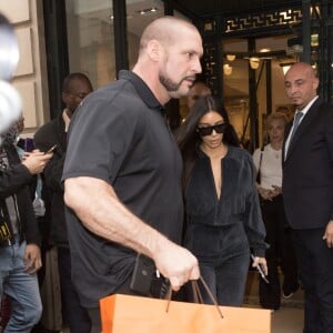 Kim Kardashian fait du shopping à Paris avec Pascal Duvier (garde du corps)  le 1er octobre 2016.