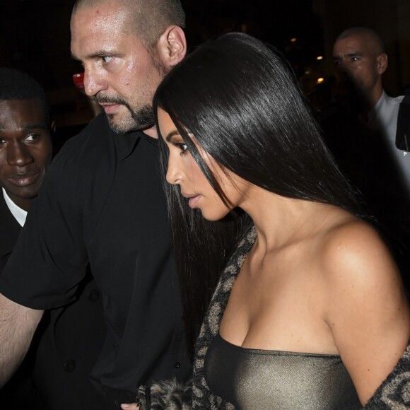 Pascal Duvier (garde du corps) escorte Kim Kardashian, Kanye West et Kourtney Kardashian à la sortie du défilé "Off White" lors de la Fashion Week de Paris. © Pierre Perusseau/Bestimage