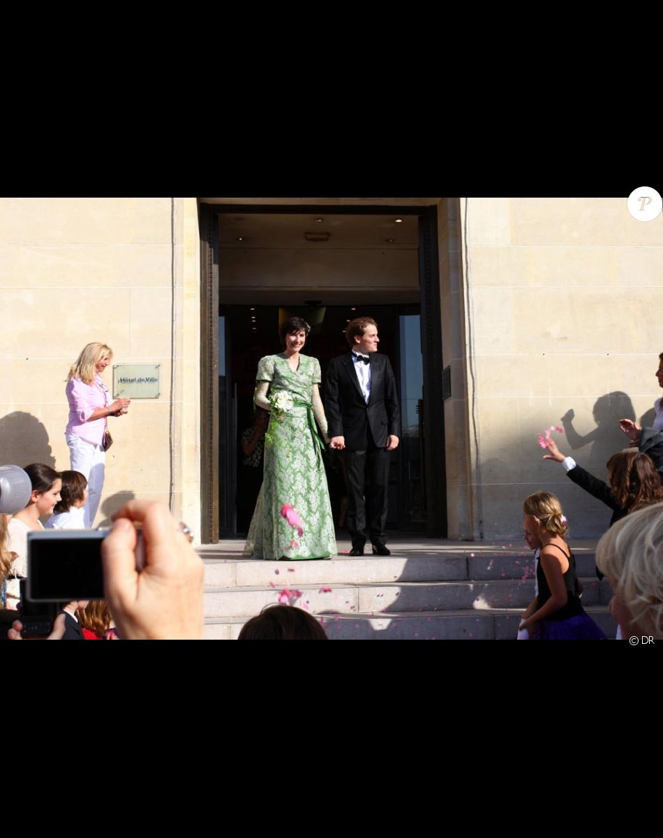 Benabar sort de la mairie avec sa belle nouvelle épouse Stéphanie, maman de ses deux enfants !