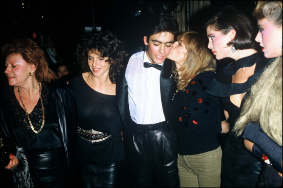 Régine, Clio Goldsmith, Anthony Delon et sa mère Nathalie Delon lors d'une soirée à Paris.