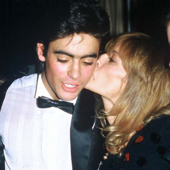 Régine, Clio Goldsmith, Anthony Delon et sa mère Nathalie Delon lors d'une soirée à Paris.