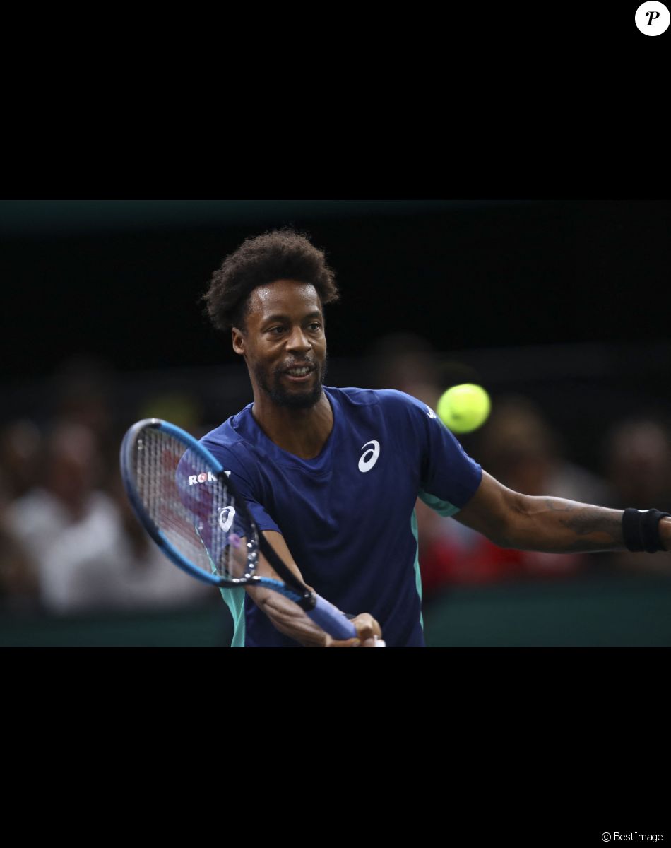 Match "Gaël Monfils - Denis Shapovalov (2/6 - 2/6)" lors du tournoi Rolex Paris Masters 2019, le 1er novembre 2019.
