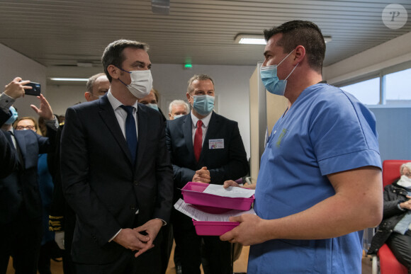 Olivier Véran, ministre des solidarités et de la santé, visite le centre de vaccination de l'hôpital de Melun le 8 février 2021. Daniel Derajinski / Pool / Bestimage 