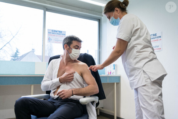 Olivier Véran, ministre de la santé, reçoit une injection du vaccin AstraZeneca au centre hospitalier de Melun le 8 février 2021. © Daniel Derajinski / Pool / Bestimage 
