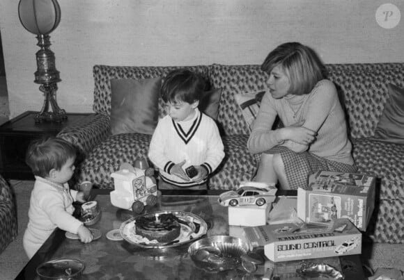 Archives - Christine Dassin fête l'anniversaire de son fils Julien, 1 an, à son domicile avec son autre fils Jonathan (3 ans). Le 22 mars 1981. © Jean-Claude Woestelandt / Bestimage