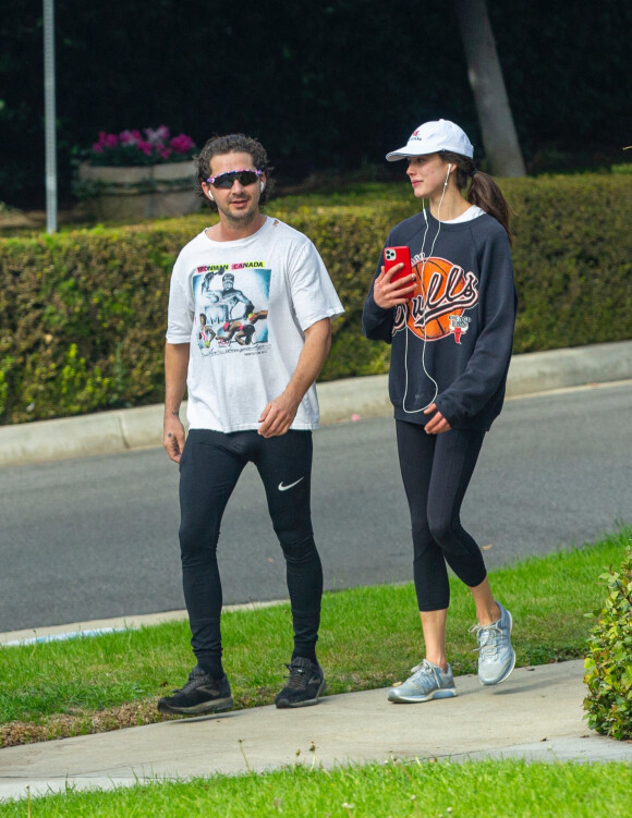Shia LaBeouf et sa nouvelle compagne Margaret Qualley font un jogging à Pasadena le 23 décembre 2020. Margaret Qualley est la fille de Andie MacDowell. 