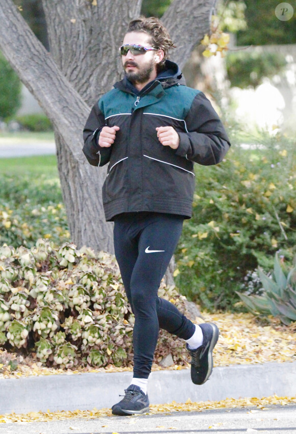 Exclusif - Shia LaBeouf fait son footing dans les rues de Los Angeles le 5 décembre 2020.