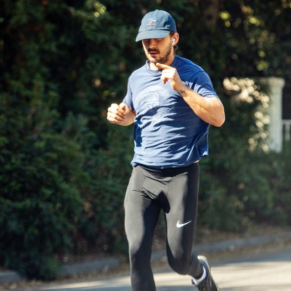 Shia LaBeouf est allé faire un jogging dans le quartier de Pasadena à Los Angeles pendant l'épidémie de coronavirus (Covid-19), le 1er octobre 2020