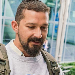 Exclusif - Shia LaBeouf arrive à l'aéroport Heathrow en provenance de Los Angeles pour promouvoir son nouveau film 'Honey Boy'. Londres, le 3 octobre 2019.