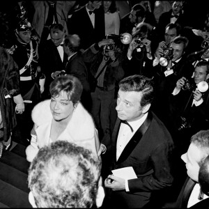 Simone Signoret et Yves Montand lors de la première du film "Grand prix" à Paris en 1967.
