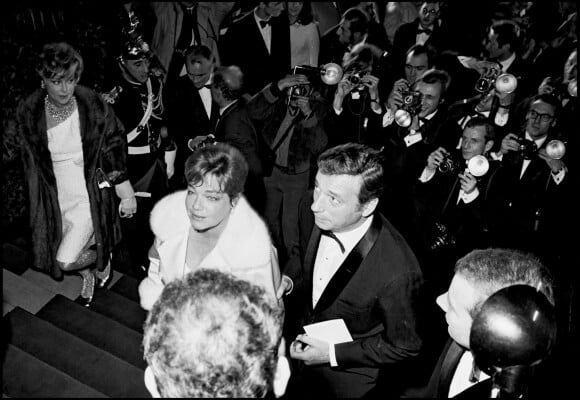 Simone Signoret et Yves Montand lors de la première du film "Grand prix" à Paris en 1967.