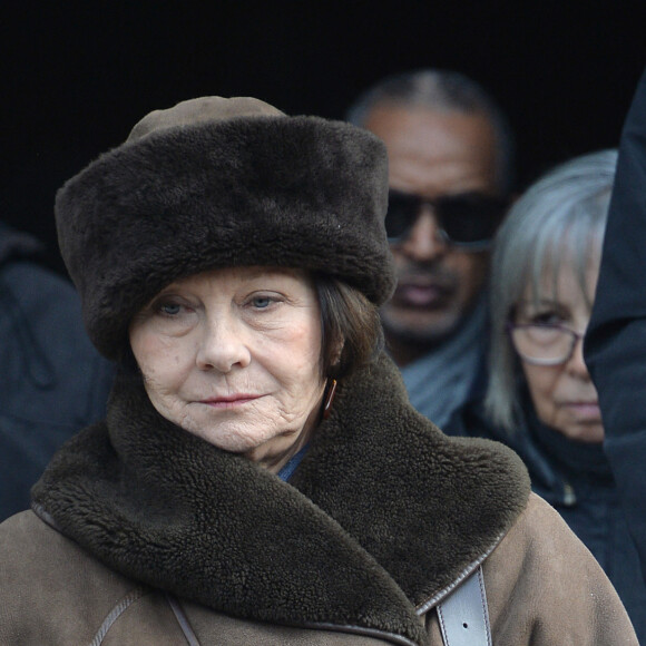 Macha Méril - Sorties des obsèques de Anna Karina en la chapelle de l'Est au cimetière du Père Lachaise à Paris. Le 21 décembre 2019.