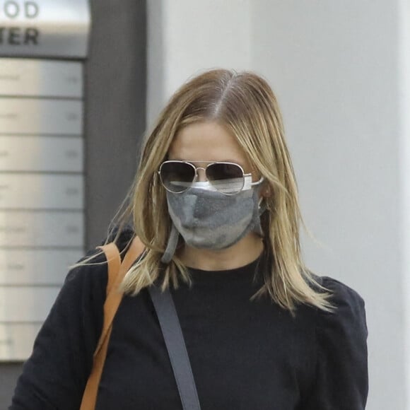 Exclusif - Sarah Michelle Gellar va chercher sa dose de café après une session de sport à Brentwood le 31 janvier 2021.