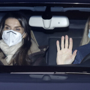 Le roi Felipe VI et la reine Letizia d'Espagne en famille à leur arrivée chez Jesus Ortiz, père de la reine, à Madrid. Le 6 janvier 2021