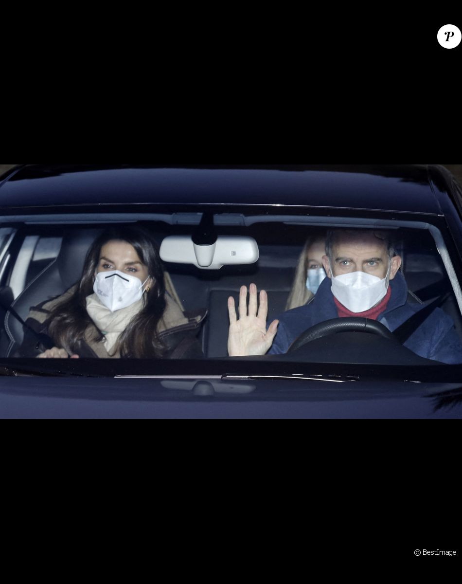 Le roi Felipe VI et la reine Letizia d'Espagne en famille à leur arrivée chez Jesus Ortiz, père de la reine, à Madrid. Le 6 janvier 2021