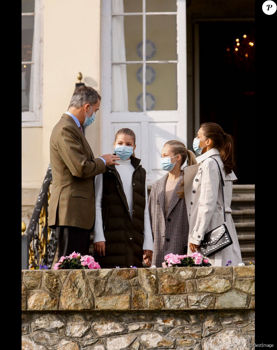 Le roi Felipe VI et la reine Letizia d'Espagne, la princesse Leonor, l'infante Sofia d'Espagne lors de la remise du prix de la ville exemplaire des Asturies Somao, Asturies, Espagne, 17 octobre 2020.