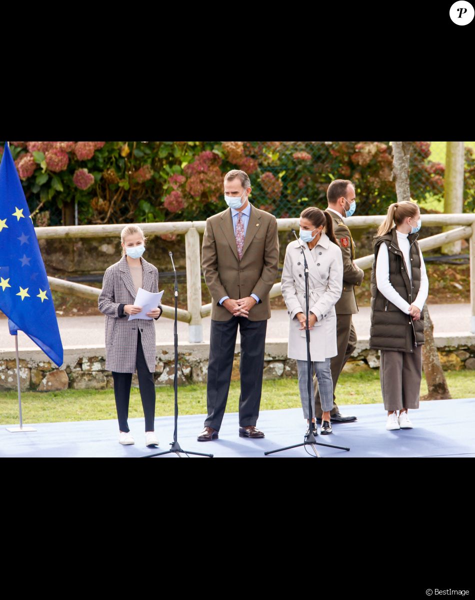 Le roi Felipe VI et la reine Letizia d'Espagne, la princesse Leonor, l'infante Sofia d'Espagne lors de la remise du prix de la ville exemplaire des Asturies Somao, Asturies, Espagne, 17 octobre 2020.