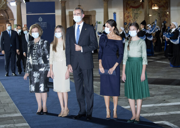 Le roi Felipe VI, la reine Letizia, la princesse héritière Leonor, la princesse Sofia et la reine émérite Sofia d'Espagne quittent la cérémonie de remise des prix de la princesse des Asturies à l'hôtel Reconquista à Oviedo le 16 octobre 2020