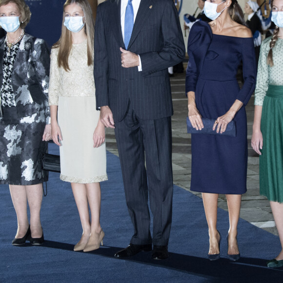 Le roi Felipe VI, la reine Letizia, la princesse héritière Leonor, la princesse Sofia et la reine émérite Sofia d'Espagne quittent la cérémonie de remise des prix de la princesse des Asturies à l'hôtel Reconquista à Oviedo le 16 octobre 2020