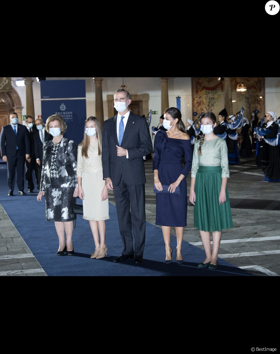 Le roi Felipe VI, la reine Letizia, la princesse héritière Leonor, la princesse Sofia et la reine émérite Sofia d'Espagne quittent la cérémonie de remise des prix de la princesse des Asturies à l'hôtel Reconquista à Oviedo le 16 octobre 2020
