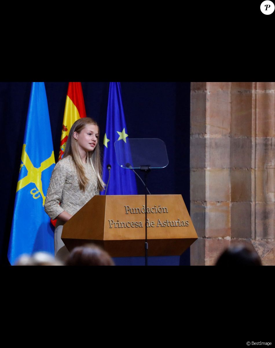 La princesse héritière Leonor lors de la cérémonie de remise des prix de la princesse des Asturies à l'hôtel Reconquista, Oviedo.