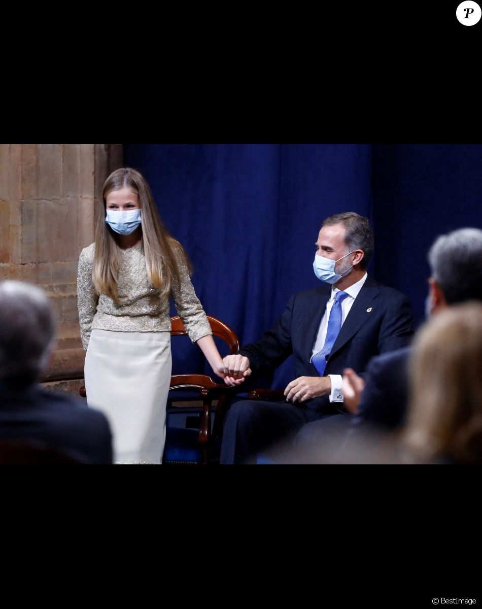 Le roi Felipe VI, la reine Letizia, la princesse héritière Leonor, la princesse Sofia d'Espagne lors de la cérémonie de remise des prix de la princesse des Asturies à l'hôtel Reconquista, Oviedo, le 16 octobre 2020.