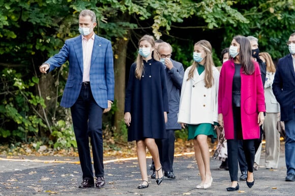Le roi Felipe VI et la reine Letizia d'Espagne, L'infante Sofia d'Espagne et La princesse Leonor - La famille royale d'Espagne visite l'ancienne usine d'armes "La Fabrica" à Oviedo, avant la cérémonie "Princess of Asturias Awards", le 16 octobre 2020.