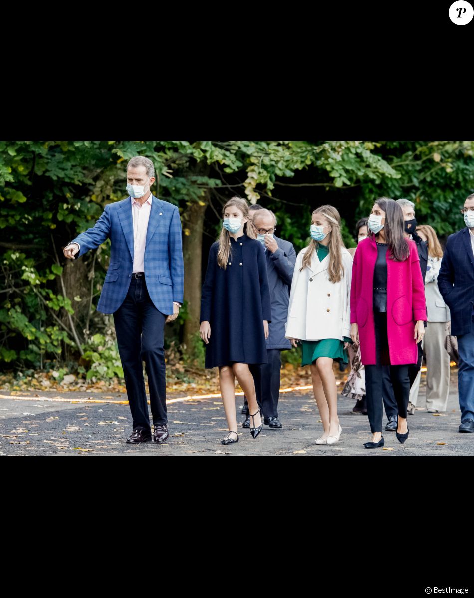 Le roi Felipe VI et la reine Letizia d'Espagne, L'infante Sofia d'Espagne et La princesse Leonor - La famille royale d'Espagne visite l'ancienne usine d'armes "La Fabrica" à Oviedo, avant la cérémonie "Princess of Asturias Awards", le 16 octobre 2020.