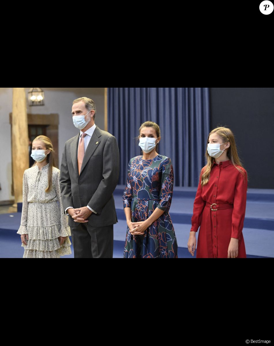 La Princesse Leonor, Le roi Felipe VI et la reine Letizia d'Espagne et l'Infante Sofia d'Espagne - La famille royale d'Espagne rencontre les lauréats lors de la cérémonie "Princess of Asturias Awards" à l'hôtel de La Reconquista à Oviedo, le 16 octobre 2020.